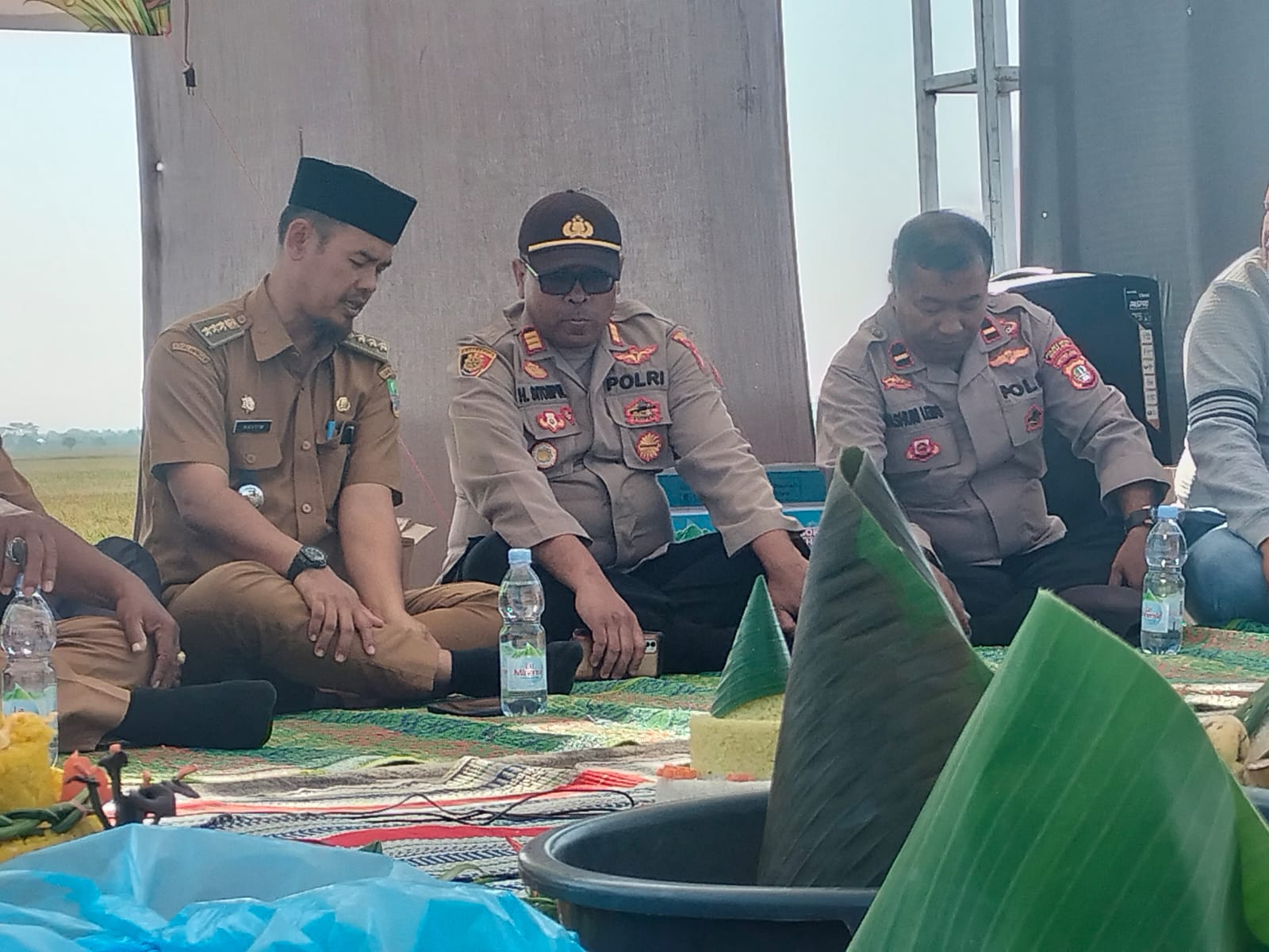 Kapolsek Pebayuran Hadiri Acara Tasyakuran Sedekah Bumi Grebek Tumpang dan Santunan Anak Yatim