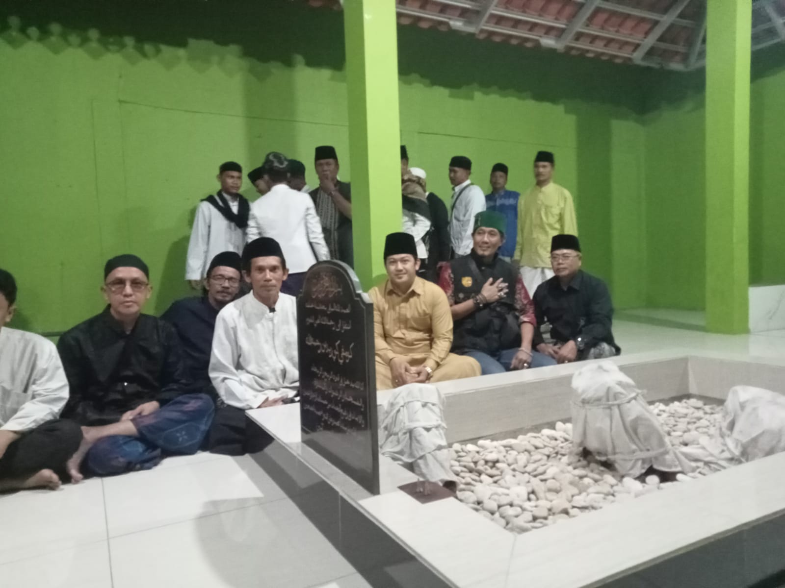 Majelis Dzikir dan taklim NAHDHOTUSSYUBBAN ziarah keliling ke makom Ki kumpi RIDDIN penggilingan cakung .