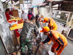 Jumat Bersih, Babinsa Bersama Warga dan Warga Bersihkan Saluran