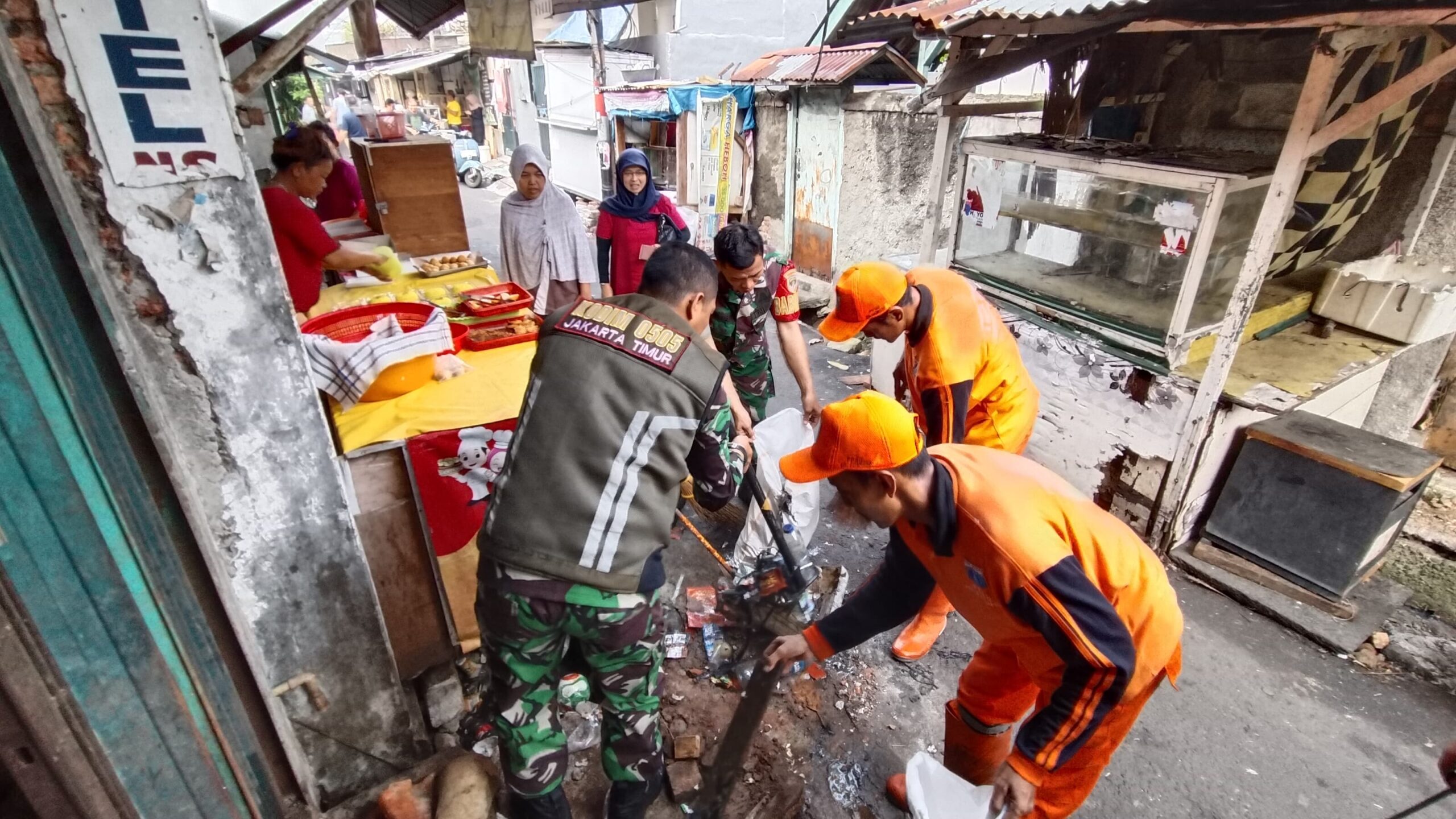 Jumat Bersih, Babinsa Bersama Warga dan Warga Bersihkan Saluran