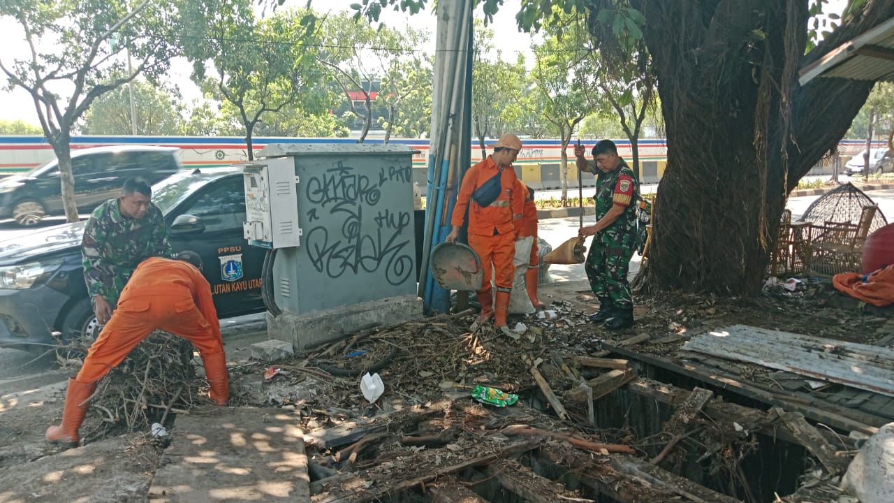 Bersama PPSU, Babinsa Koramil Matraman Bersihkan Wilayah RW.02 Utan Kayu Utara