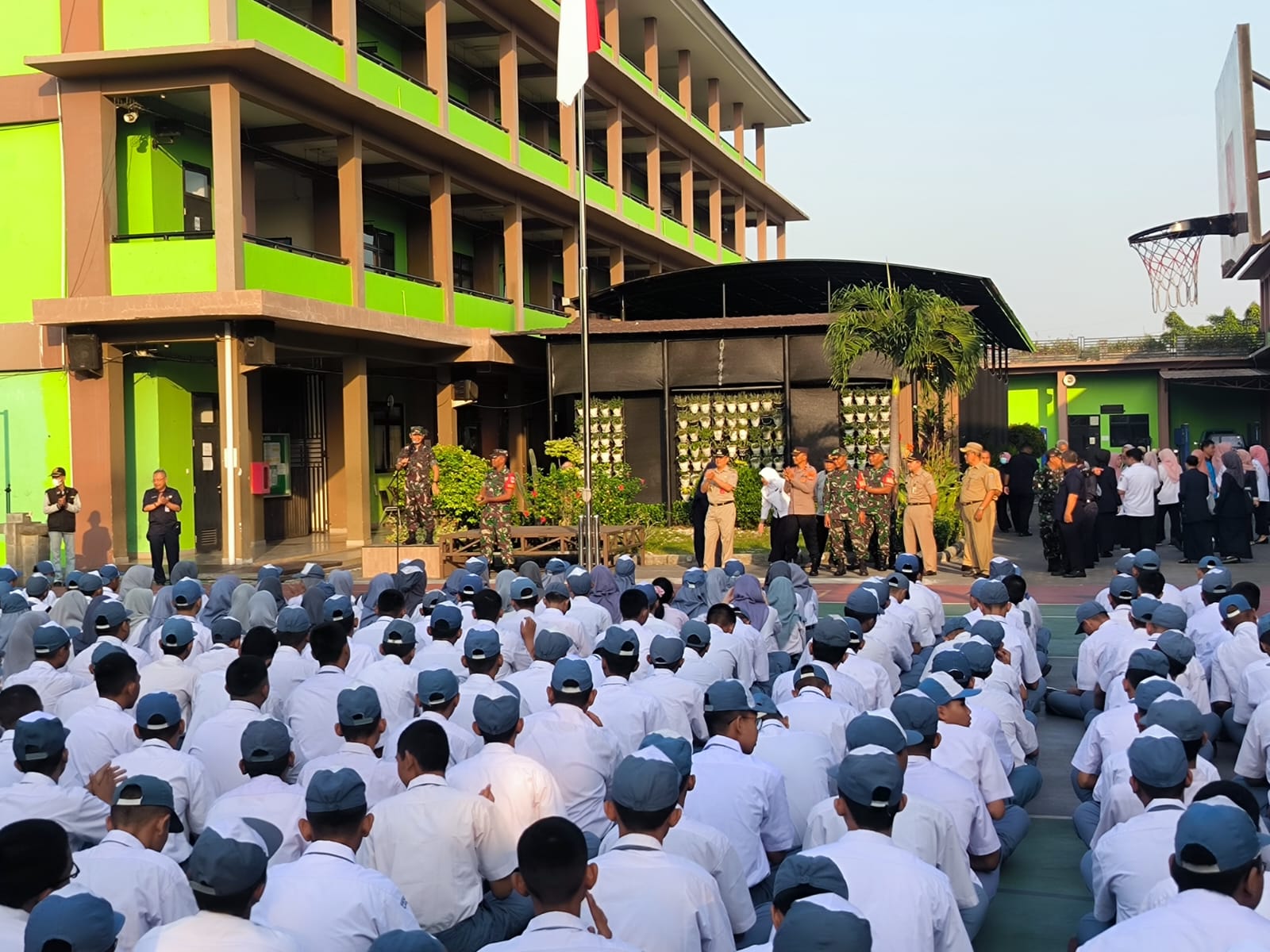 Cegah Tawuran Antar Pelajar, Danramil Matraman Bersama Tiga Pilar Berikan Sosialisasi