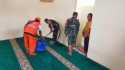 Merawat kebersihan Tempat Ibadah Mushola Oleh Koramil Pasar Rebo