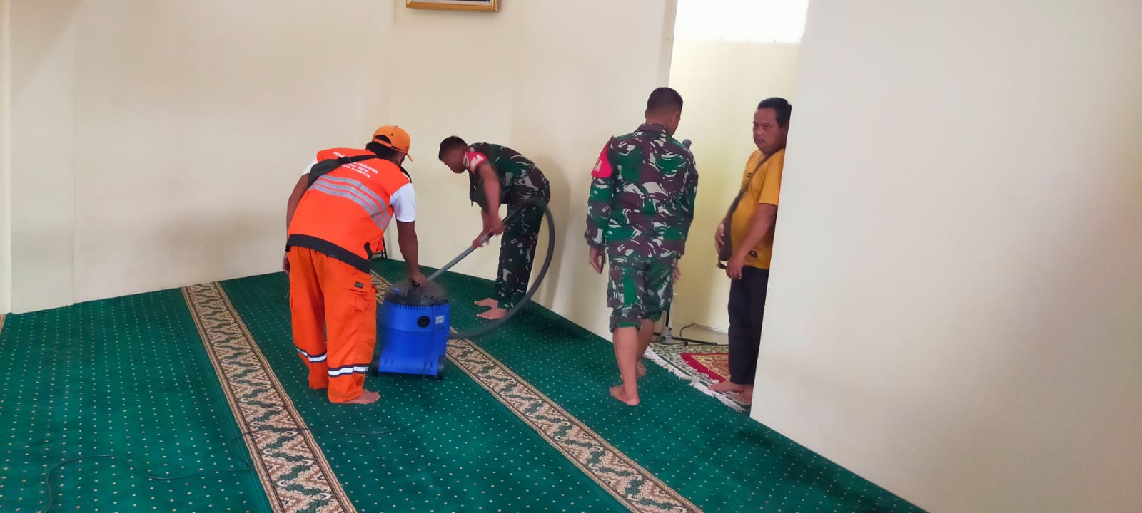 Merawat kebersihan Tempat Ibadah Mushola Oleh Koramil Pasar Rebo