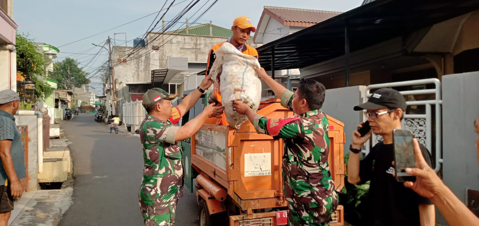 Babinsa Koramil Duren Sawit Bersama PPSU Bersihkan Lingkungan