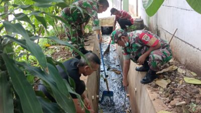 Menjaga Kebersihan Saluran Air, Babinsa Koramil Jatinegara Giat Kerja Bakti