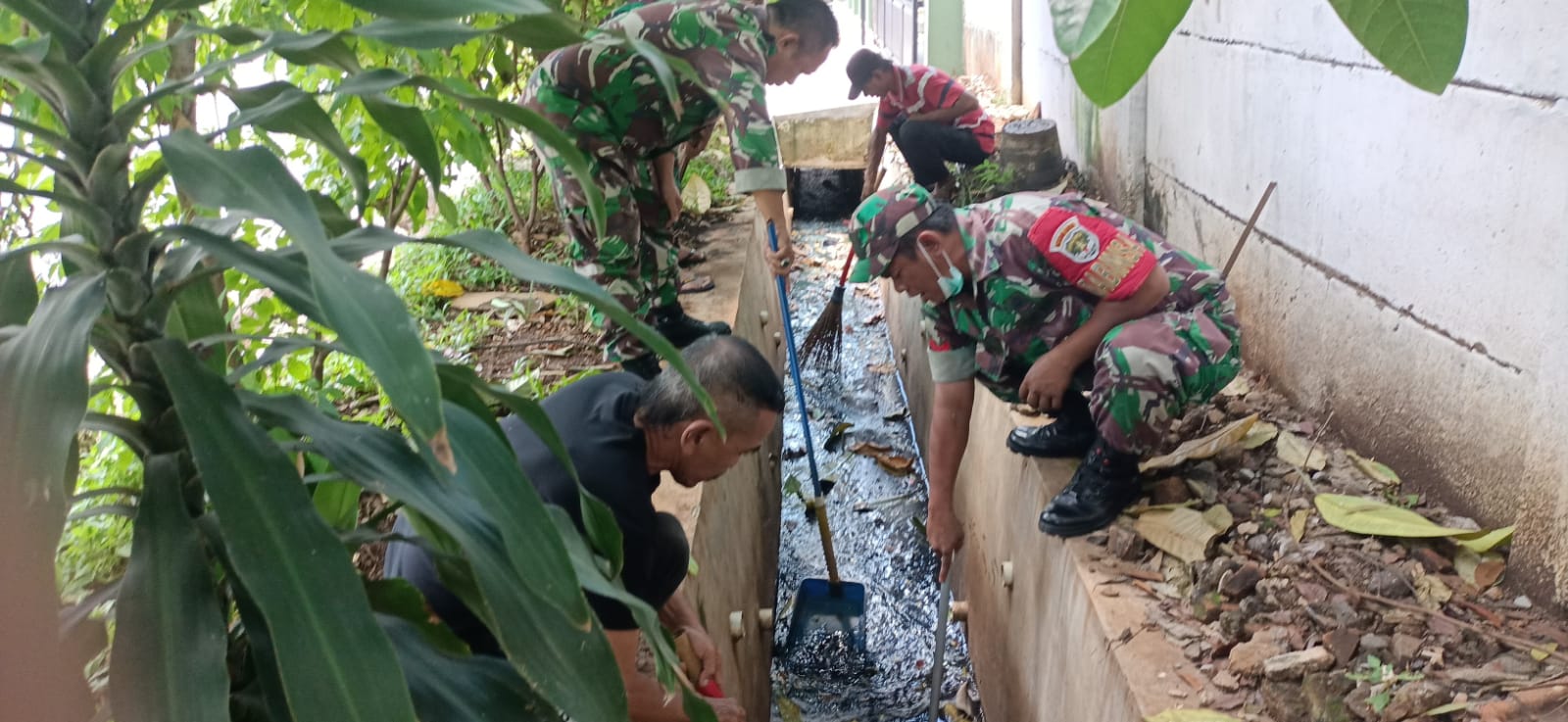 Menjaga Kebersihan Saluran Air, Babinsa Koramil Jatinegara Giat Kerja Bakti