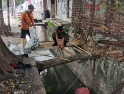 Peduli Lingkungan, Babinsa Matraman Bersama Petugas Kebersihan Bersihkan Lingkungan