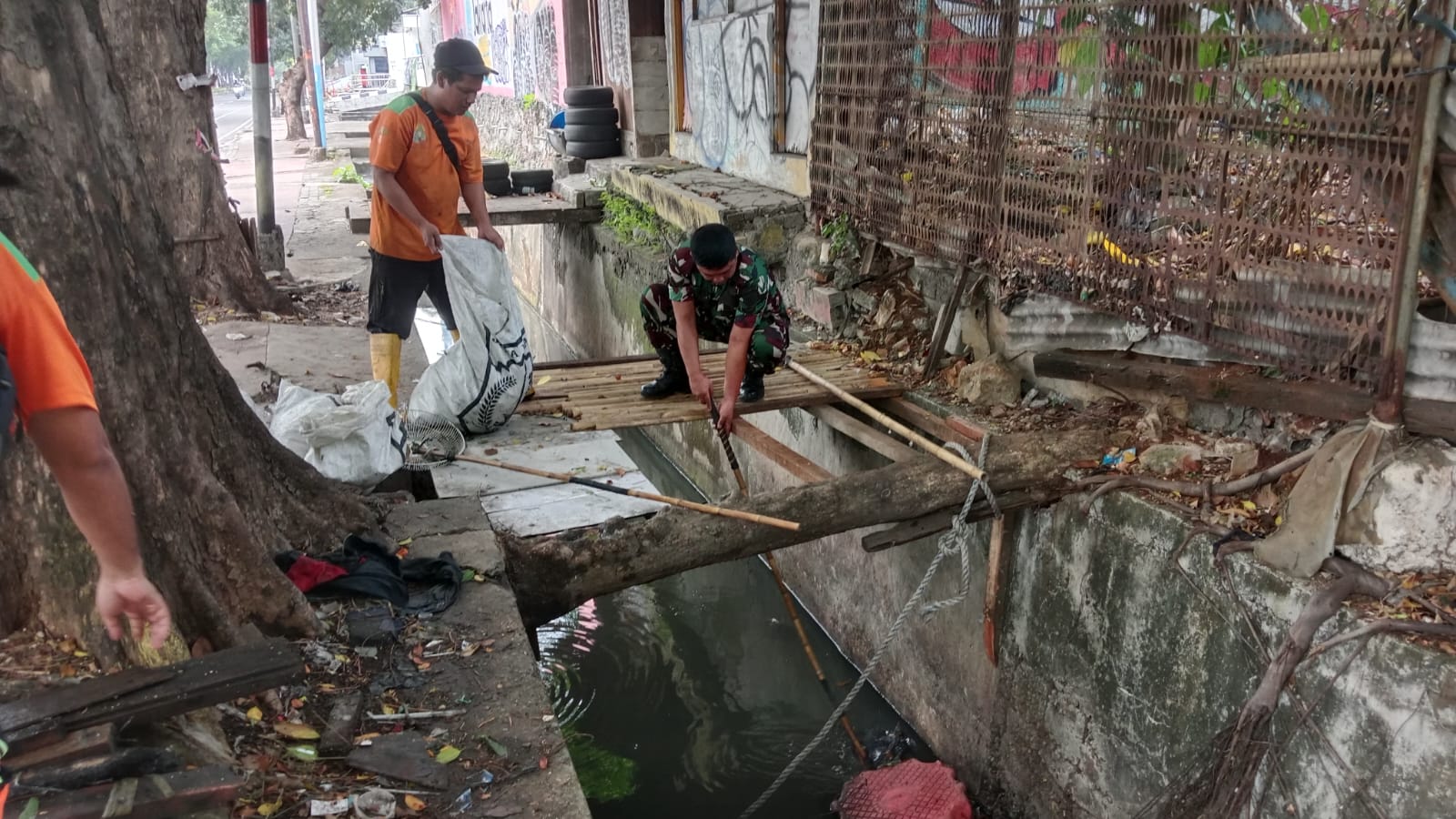 Peduli Lingkungan, Babinsa Matraman Bersama Petugas Kebersihan Bersihkan Lingkungan