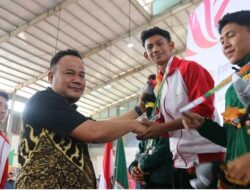 Pj. Sekda Aceh Timur Mengalungkan Medali Emas Cabor Pencak Silat