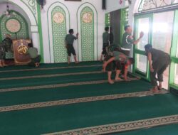 Jumat Bersih, Koramil Kramatjati Bersihkan Masjid Al Barkah