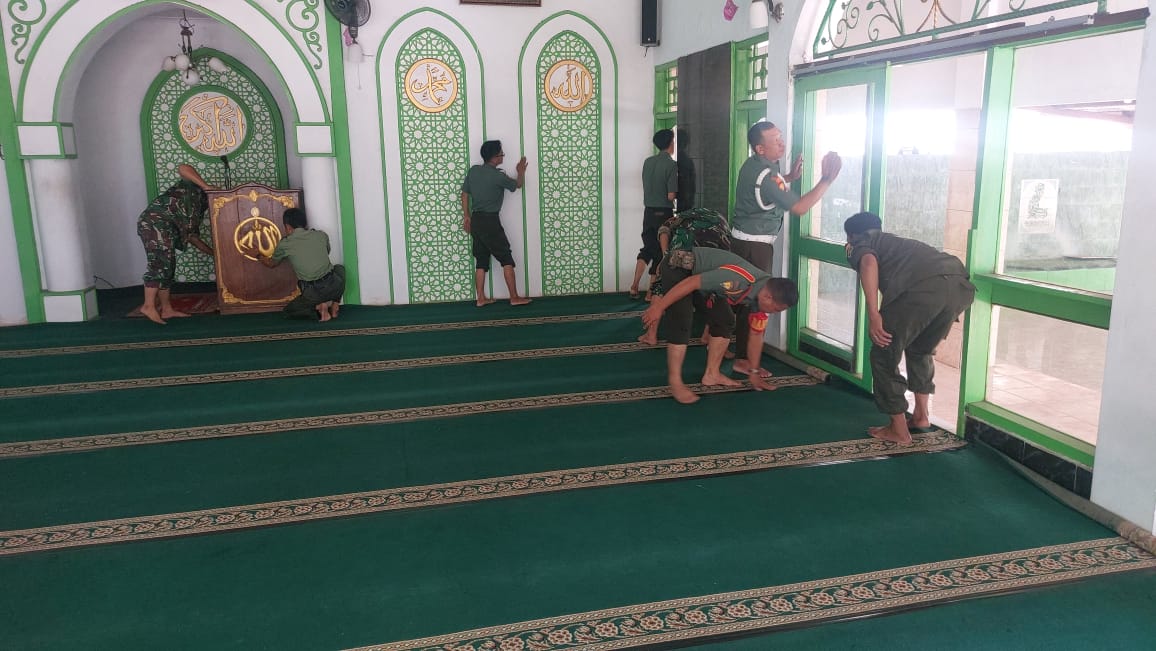 Jumat Bersih, Koramil Kramatjati Bersihkan Masjid Al Barkah