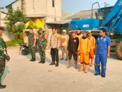 Karya Bhakti Koramil Cipayung Bersama Dinas SDA dan PPSU Bersihkan Waduk Situ Munjul