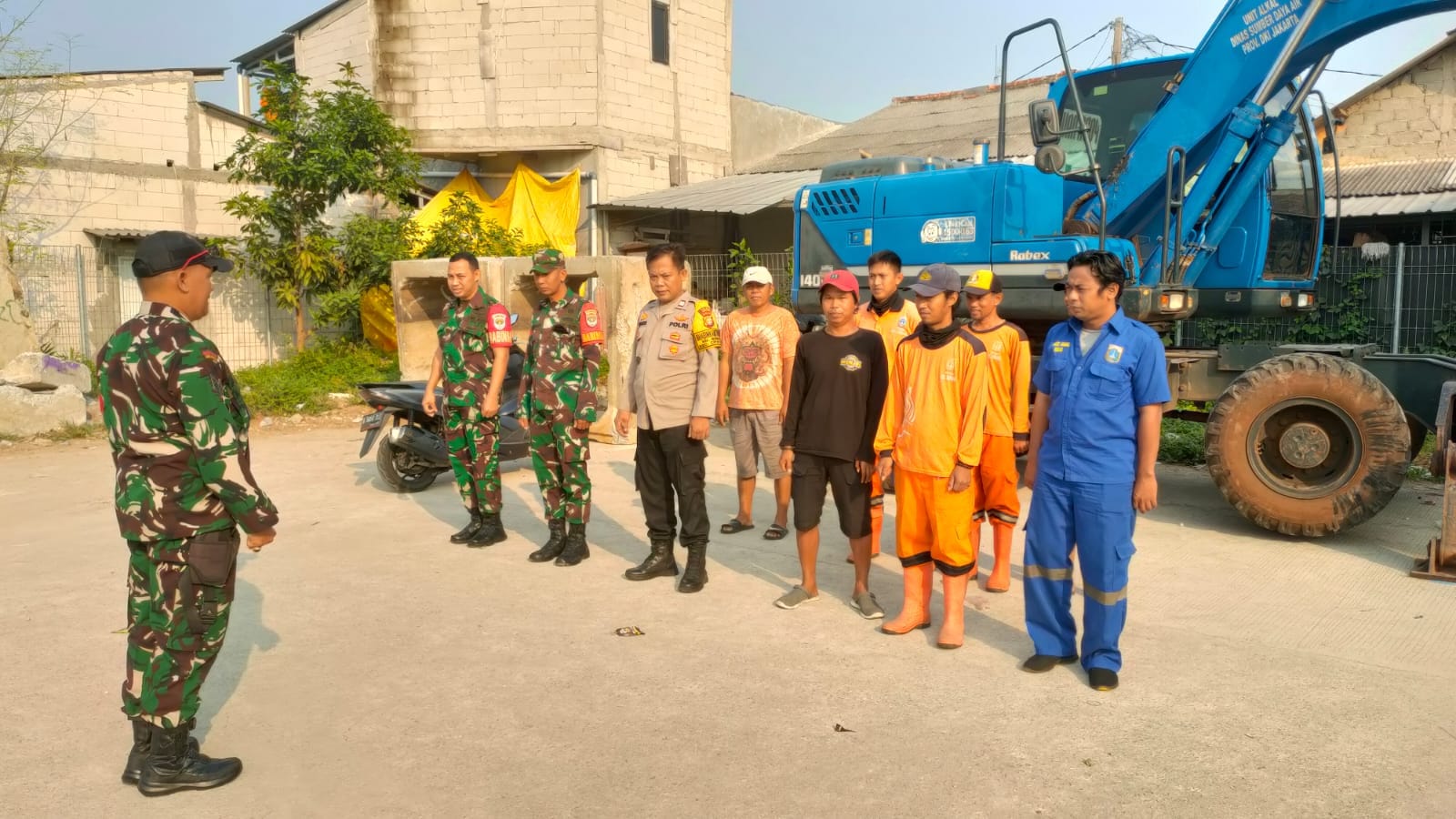 Karya Bhakti Koramil Cipayung Bersama Dinas SDA dan PPSU Bersihkan Waduk Situ Munjul