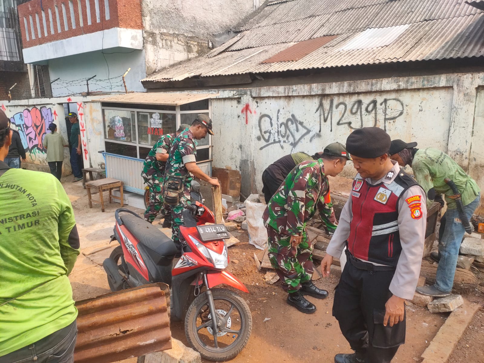 Koramil 01/Jatinegara bersama Polsek Dan Sudin Pertamanan Bersihkan Taman Bermain