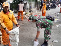 Ciptakan Lingkungan Bersih, Koramil 03/Pasar Rebo, Karya Bakti Bersihkan Sampah