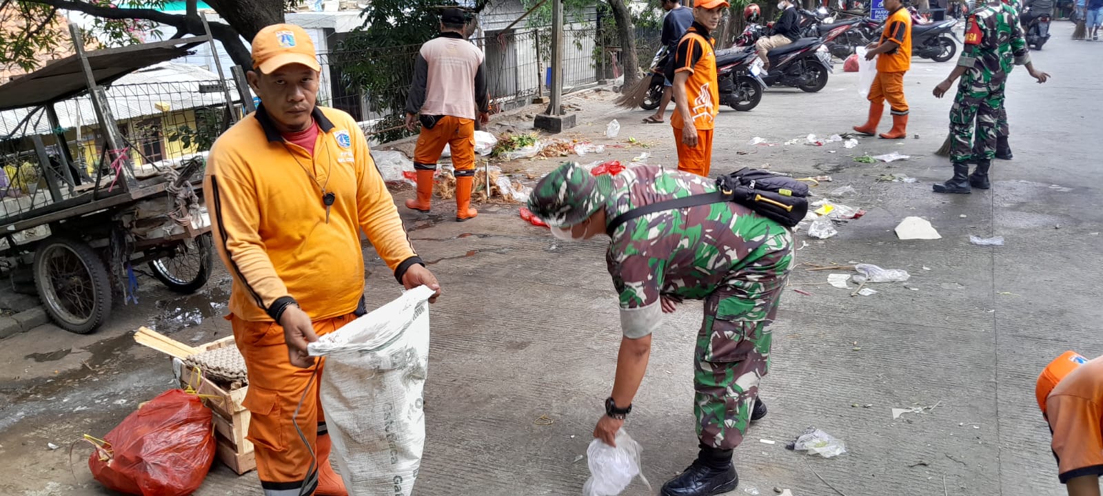 Ciptakan Lingkungan Bersih, Koramil 03/Pasar Rebo, Karya Bakti Bersihkan Sampah