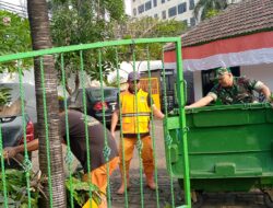 Sabtu Bersih, Babinsa Koramil Cakung Bersama PPSU dan Warga Kerja Bakti