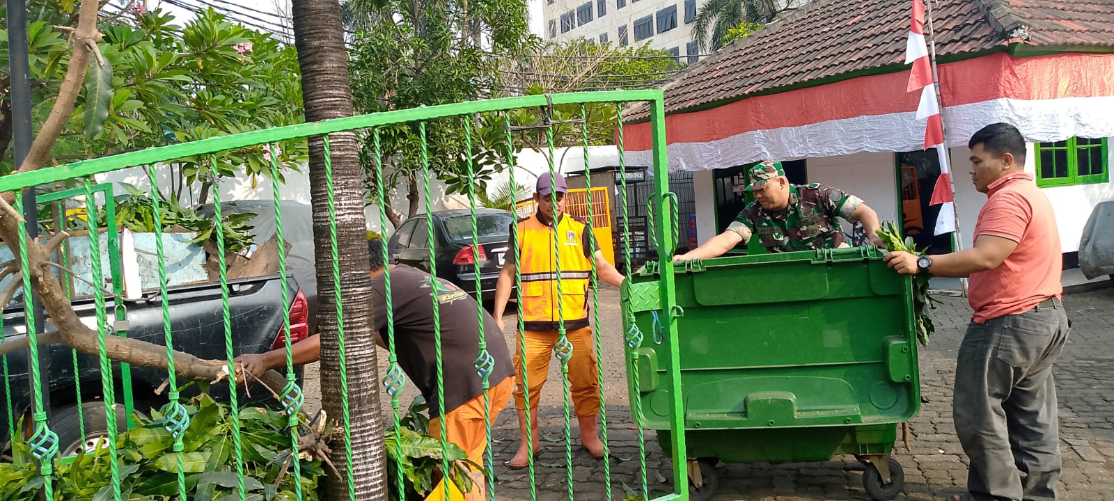 Sabtu Bersih, Babinsa Koramil Cakung Bersama PPSU dan Warga Kerja Bakti