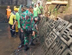 Bersihkan Sampah dan Perbaikan Perengan Kali Oleh Babinsa Bersama Dinas Terkait