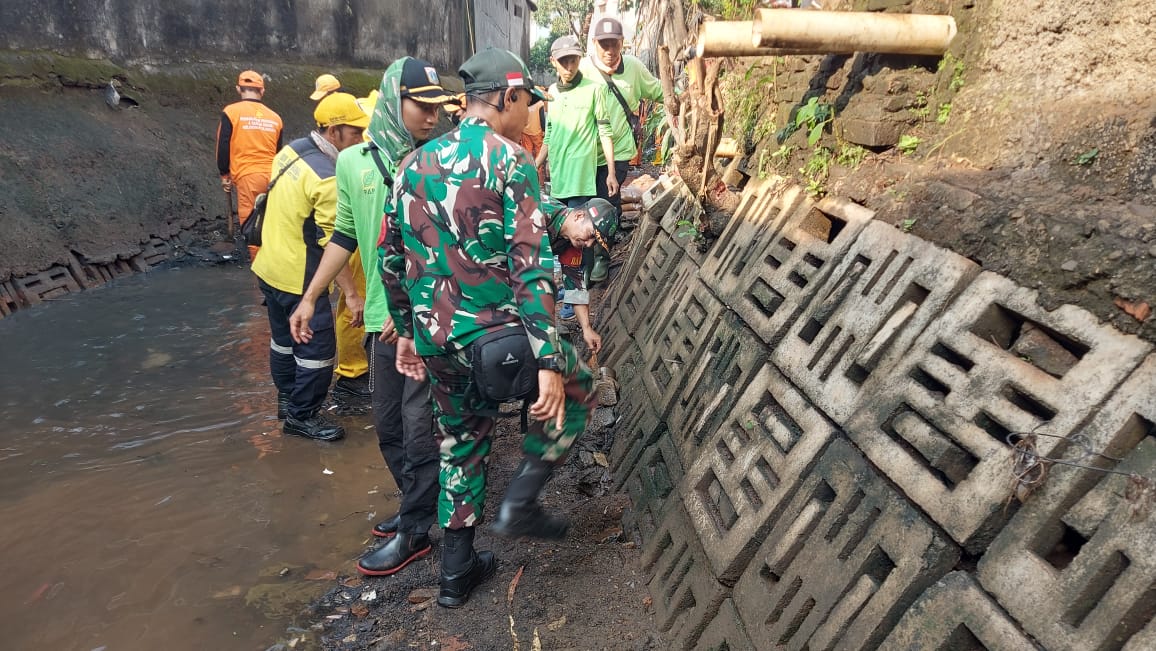 Bersihkan Sampah dan Perbaikan Perengan Kali Oleh Babinsa Bersama Dinas Terkait