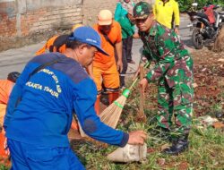 Bersihkan Lahan Kosong, Oleh Babinsa Koramil Pasar Rebo