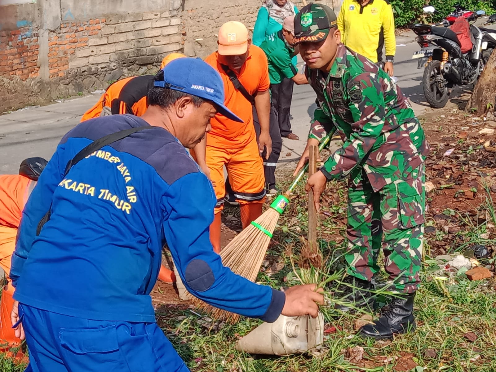 Bersihkan Lahan Kosong, Oleh Babinsa Koramil Pasar Rebo