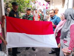 Semarakkan Kemerdekaan RI, Babinsa Koramil Jatinegara Bagikan Bendera Merah Putih