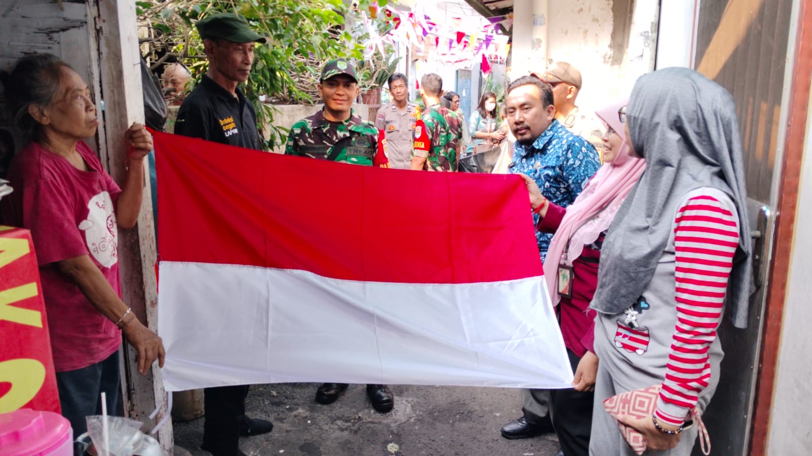 Semarakkan Kemerdekaan RI, Babinsa Koramil Jatinegara Bagikan Bendera Merah Putih