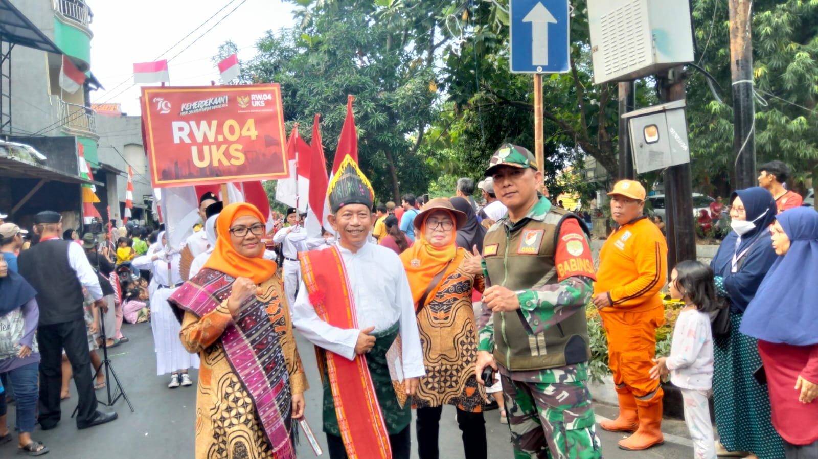 Berikan Rasa Aman, Babinsa, Bhabinkamtibmas Matraman Giat Pengamanan Karnaval