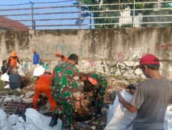 Babinsa, Warga Bersama Babinsa Duren Sawit Gotong Royong Bersihkan Sampah