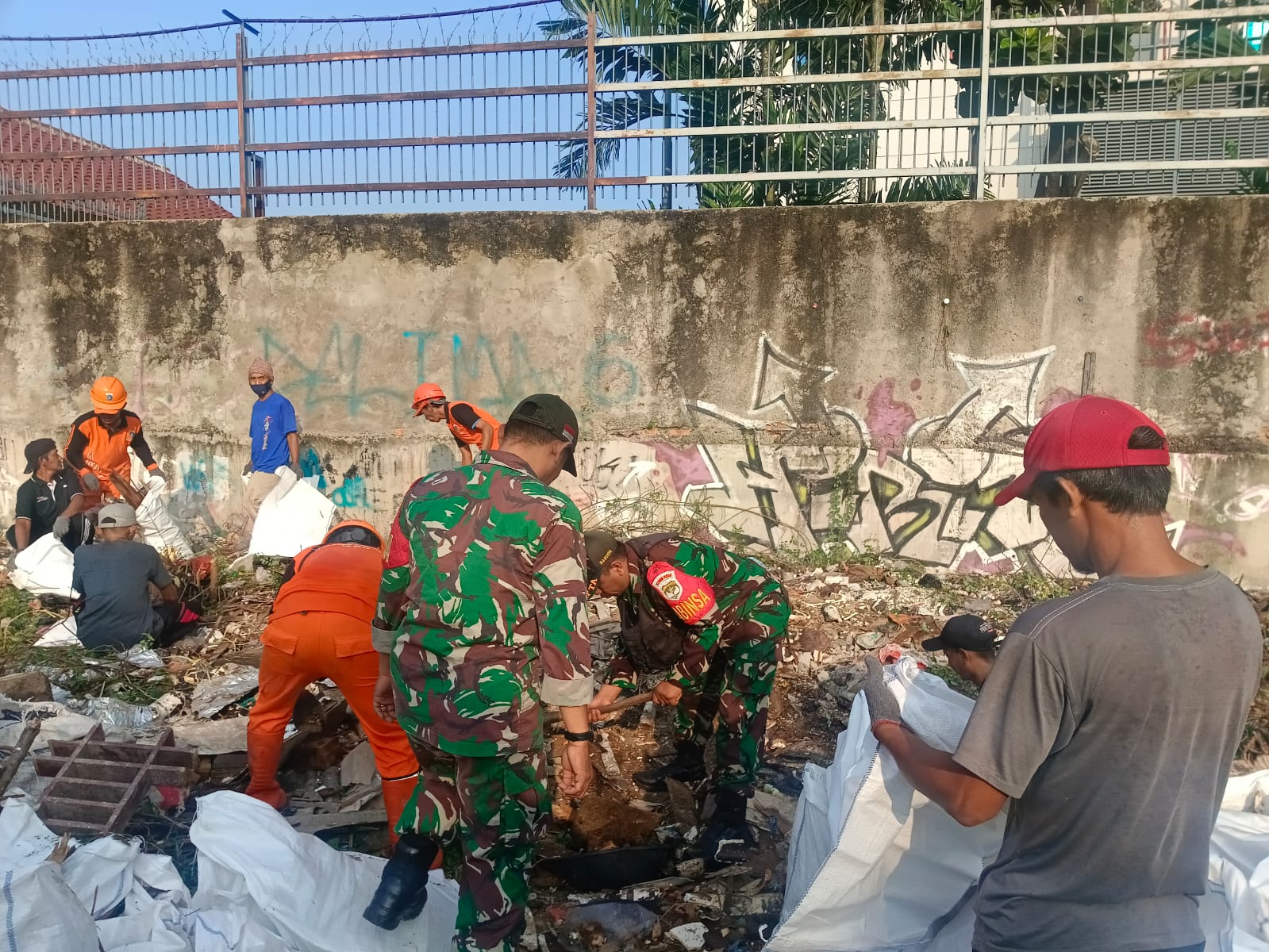 Babinsa, Warga Bersama Babinsa Duren Sawit Gotong Royong Bersihkan Sampah