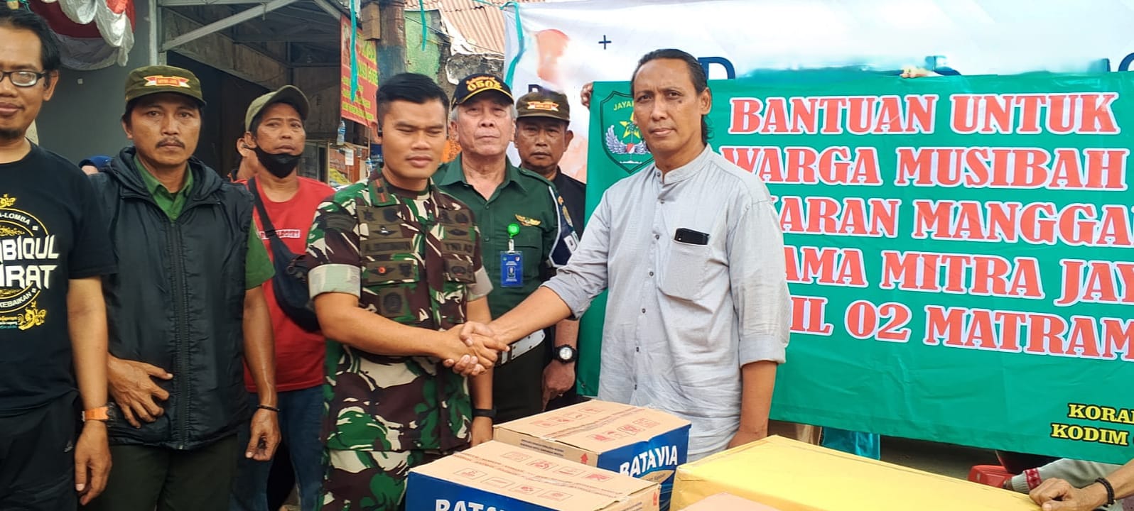 Koramil 02/Matraman Bersama Mitra Jaya Berikan Bantuan Korban Kebakaran Manggarai