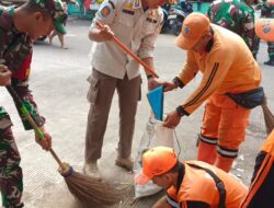 Babinsa Bersama Satpol PP dan PPSU Cibubur Bersihkan Sampah Lingkungan