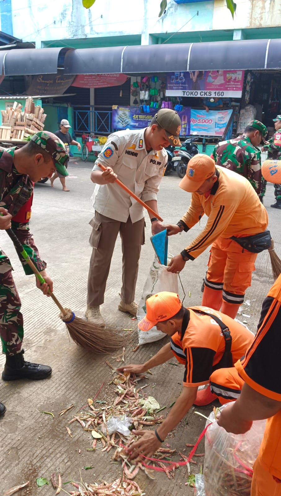 Babinsa Bersama Satpol PP dan PPSU Cibubur Bersihkan Sampah Lingkungan