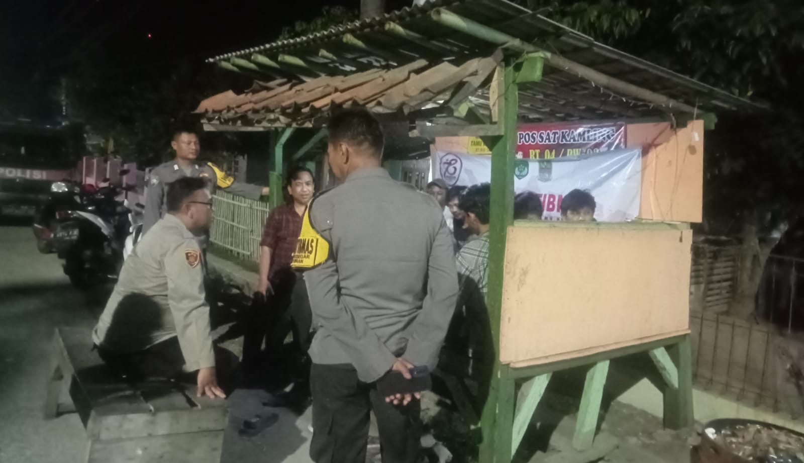 Jaga Keamanan Lingkungan, Kapolsek Pebayuran Gelar Ngopi Kamtibmas Bersama Warga 