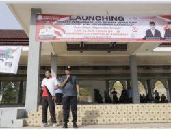 PJ Bupati Aceh Timur Amrullah Bagi Bendera Merah Putih