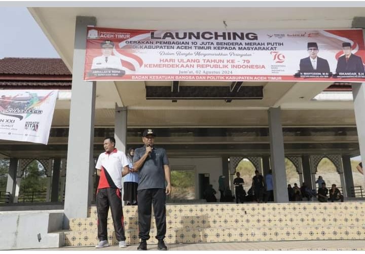 PJ Bupati Aceh Timur Amrullah Bagi Bendera Merah Putih