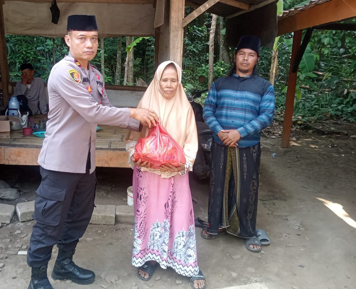 Polri Peduli, Polres Lebak Polda Banten Gelar Bakti Sosial di Kp. Muhara Desa Cikulur Kec. Cikulur Kab. Lebak