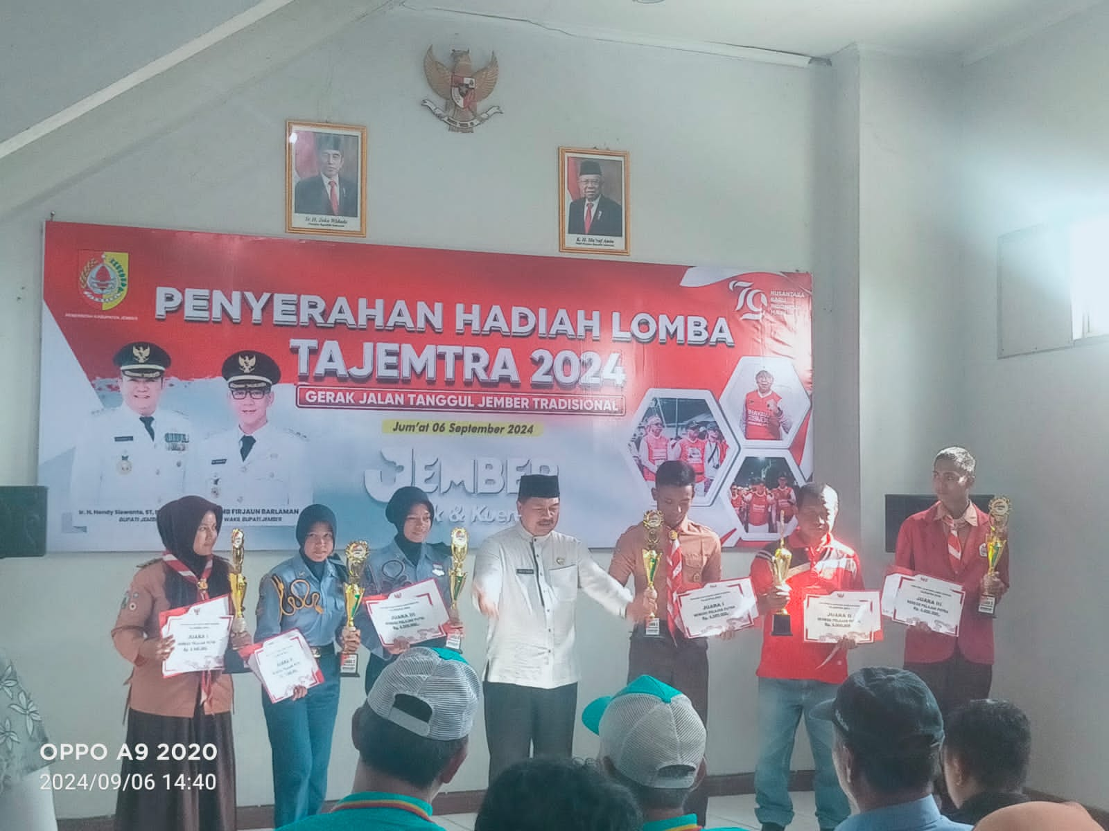 Penyerahan Hadiah Lomba Gerak jalan tradisional Tanggul-Jember (Tajemtra) Tahun 2024.