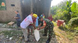 Babinsa Kelurahan Kramatjati Bersama Warga Membersihkan Sampah dan Selokan.