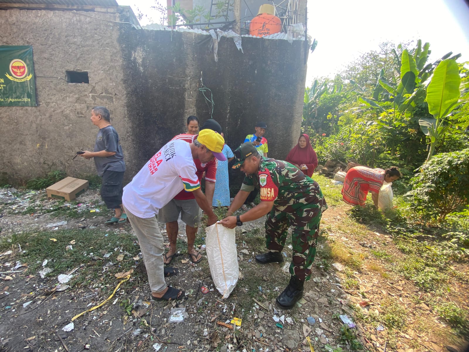 Babinsa Kelurahan Kramatjati Bersama Warga Membersihkan Sampah dan Selokan.