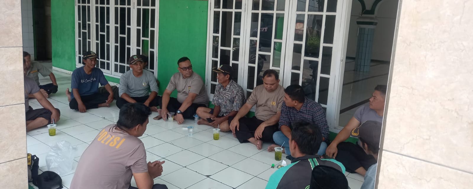 Kapolsek Pebayuran Bersama Personil Piket Melaksanakan Korve Tempat Ibadah di Masjid Jamie Baitul Mutaqien 