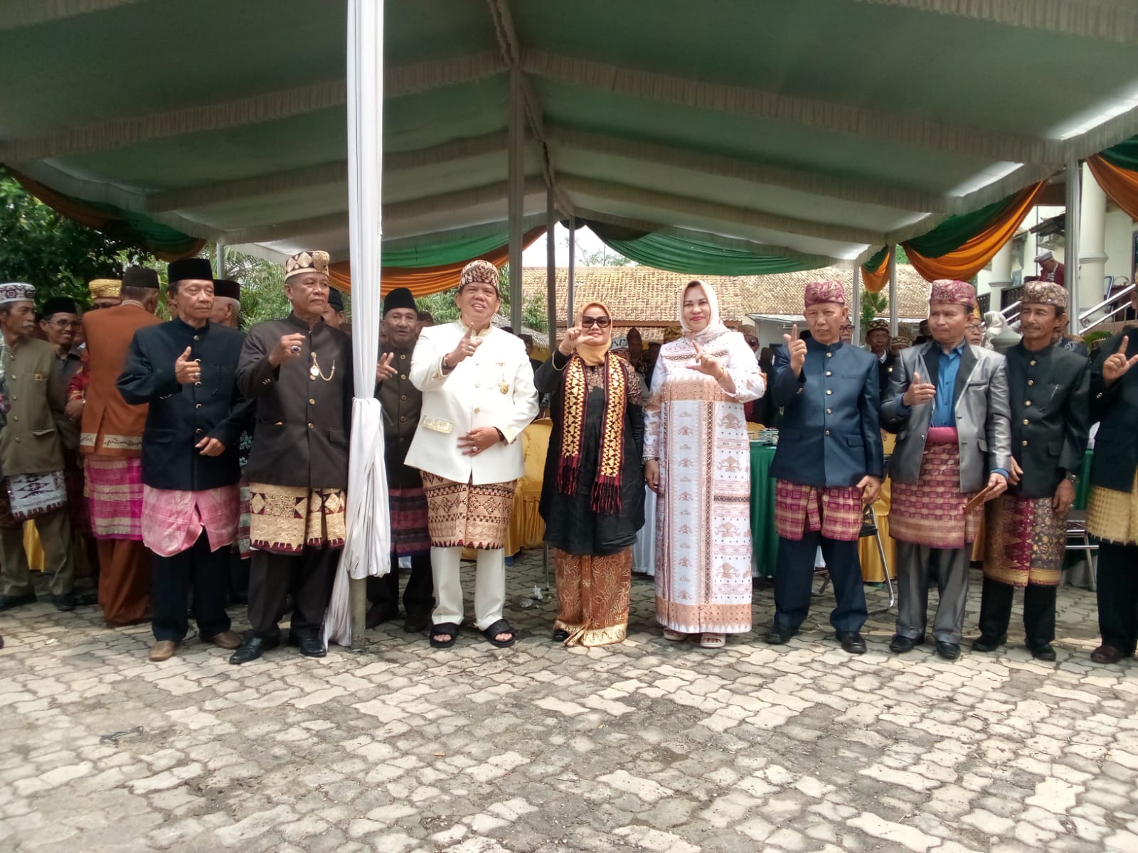 (Paslon) Ela Siti-Azwar Dapat Dukungan Dari Toko Adat