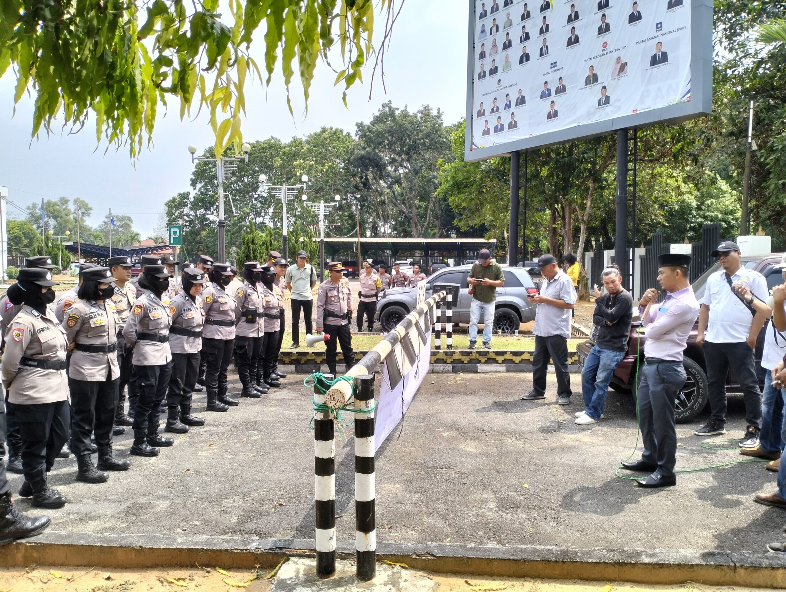 Pengamanan Gedung DPRD oleh Polres Lampung Timur dalam Aksi Koalisi Lampung Timur Menggugat