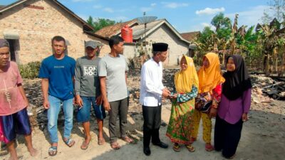 Sambangi Korban Kebakaran, Shodiq Berikan Bantuan dan Hibur Mbah Sukini