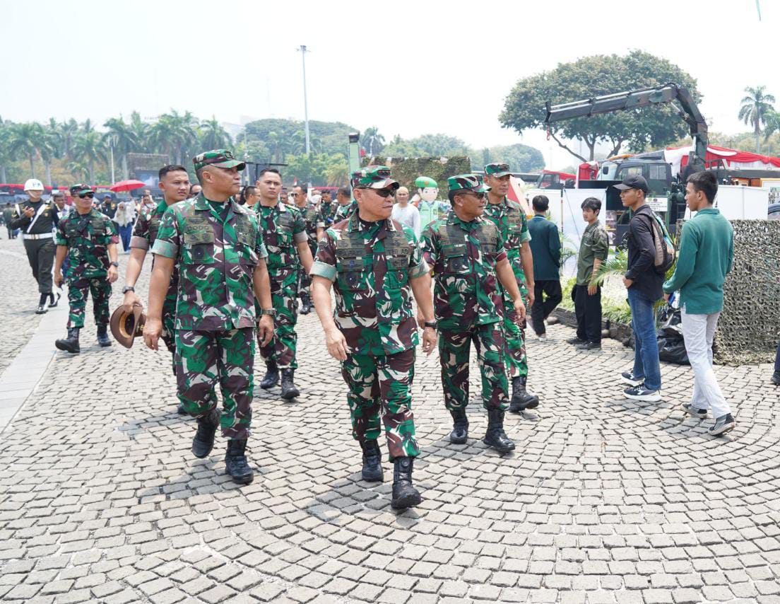 Pangdam Jaya Meninjau Gelaran Pesta Rakyat dalam rangka HUT Ke-79 TNI