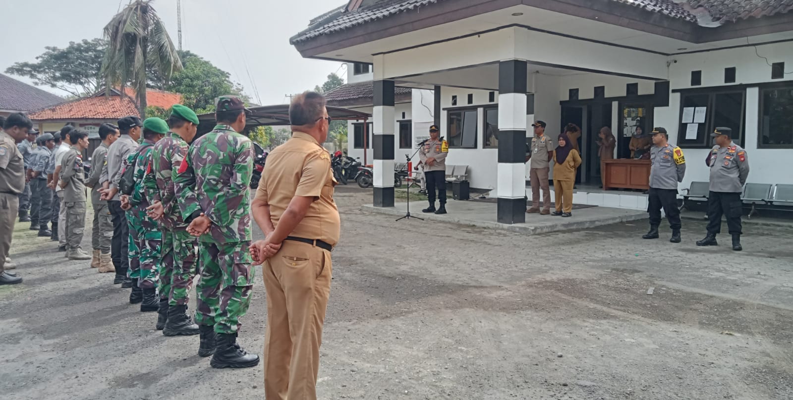 Kapolsek Pebayuran Pimpin Apel Gabungan Penertiban Alat Peraga Sementara (APS)