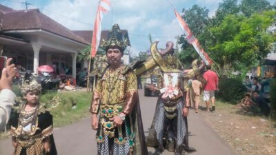 Bertema Nusantara Fashion Carnaval Desa Tugusari Menyambut HUT RI ke 79