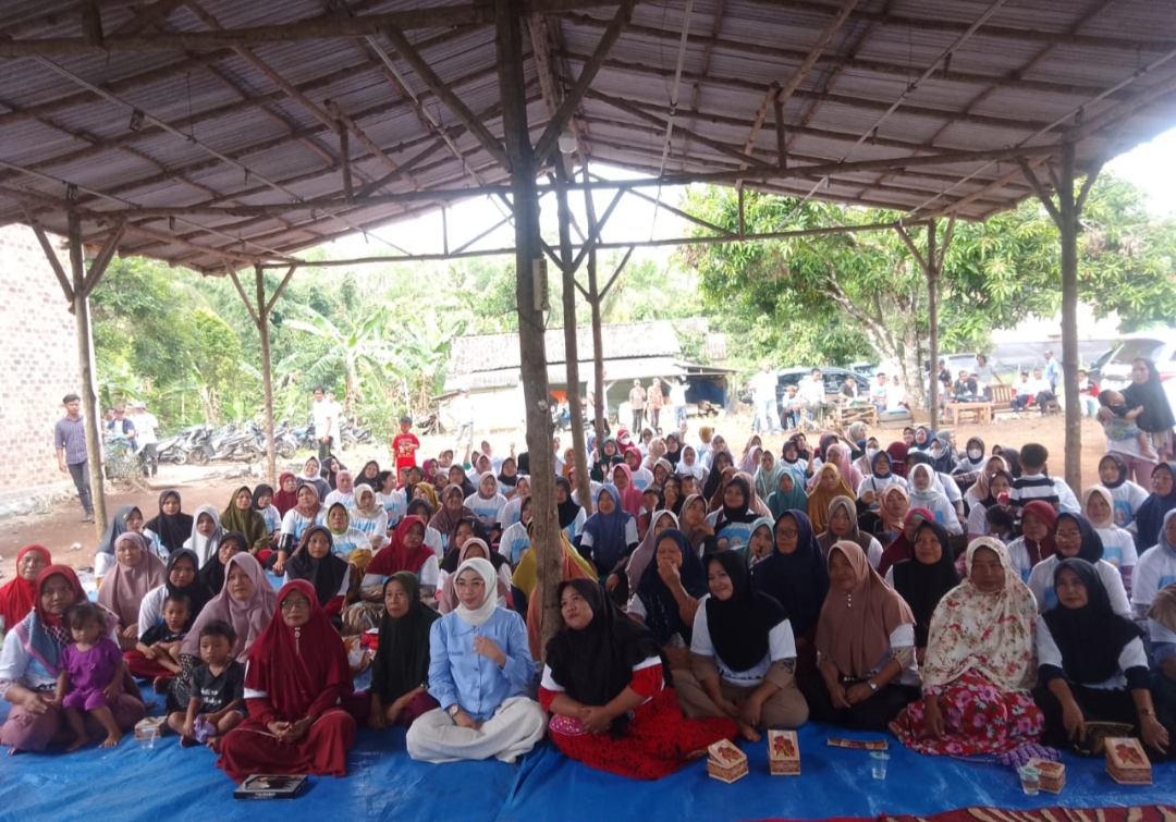 Jelang Pilkada, Balon Wabup Ayu Asalasiyah Kukuhkan Anggota Tim Emak-emak Paslon Amanah Kecamatan Kasui